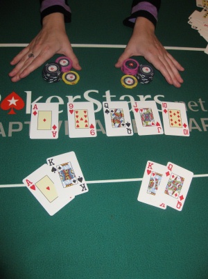 http://www.poker-vibe.com/poker/terms/split-pot/Split-Pot.jpg